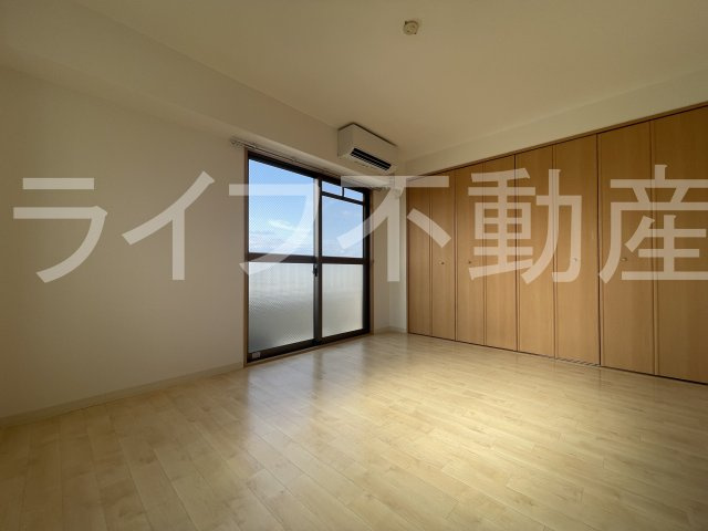 アビテの寝室|広くて明るい寝室