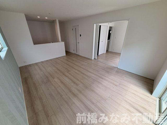 【新築】前橋市青柳町　限定１棟　ハートフルタウン　新築建売の居間・リビング|ゆったり過ごせるリビングです
