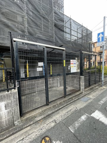 アルファウイング高宮東の駐車場