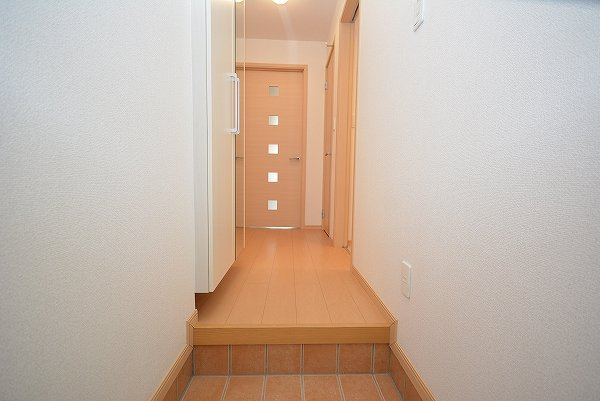 【玄関】 | 収納もある玄関です