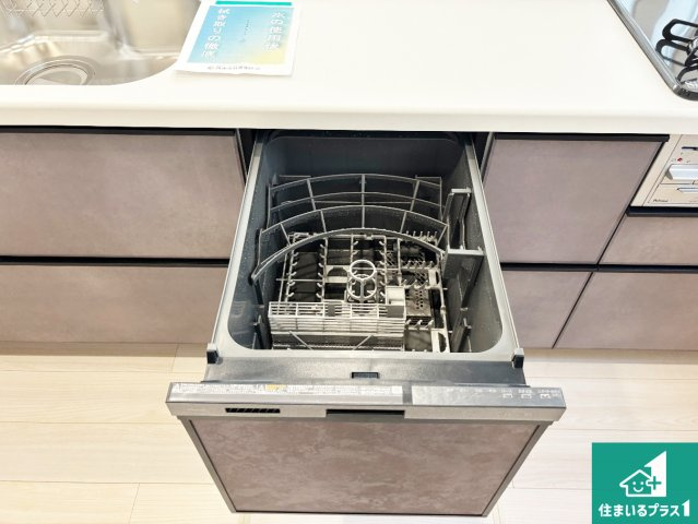 枚方市長尾東町　第4期　新築一戸建ての設備|食事後の一仕事、食器洗いをボタン一つでお任せできちゃいます！場所を取らないビルトイン式なので、お料理スペースもしっかり確保！