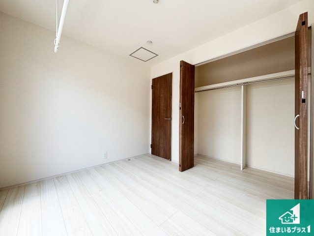 枚方市長尾東町　第4期　新築一戸建ての洋室|シンプルな洋室は、自分好みのインテリアが楽しめます♪ご家族とインテリアや家具を選びに行くのは新築購入時の醍醐味の一つです。ぜひお楽しみください♪
