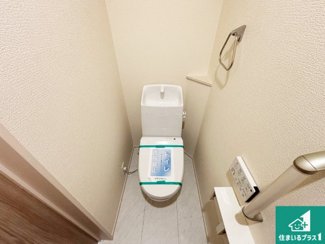 枚方市長尾東町　第4期　新築一戸建てのトイレ|1・2階の2ヶ所にあるので、朝の忙しい時間の順番待ちもなく、深夜の利用にも大変便利です。