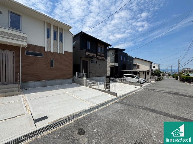 枚方市長尾東町　第4期　新築一戸建ての前面道路含む現地写真|周辺は閑静な住宅街！前面道路広々で車の出し入れも便利です。駐車が苦手な方でも安心して車庫入れできます！