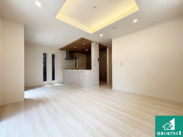 枚方市長尾東町　第4期　新築一戸建ての居間・リビング|シンプルなリビングは、観葉植物等のインテリアを楽しめますね！パパ好みにも、ママ好みにも家具次第で雰囲気を変えることができます！