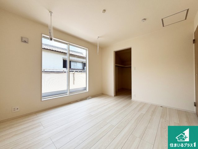 枚方市長尾東町　第4期　新築一戸建ての洋室|シンプルな洋室は、自分好みのインテリアが楽しめます♪ご家族とインテリアや家具を選びに行くのは新築購入時の醍醐味の一つです。ぜひお楽しみください♪