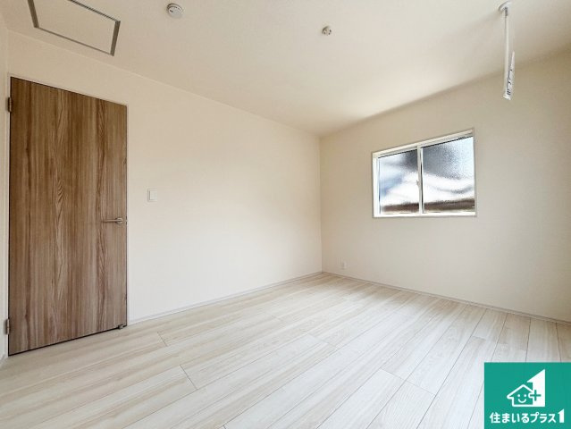 枚方市長尾東町　第4期　新築一戸建ての洋室|シンプルな洋室は、自分好みのインテリアが楽しめます♪ご家族とインテリアや家具を選びに行くのは新築購入時の醍醐味の一つです。ぜひお楽しみください♪