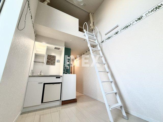 横浜市中区石川町３丁目のアパートの居間・リビング