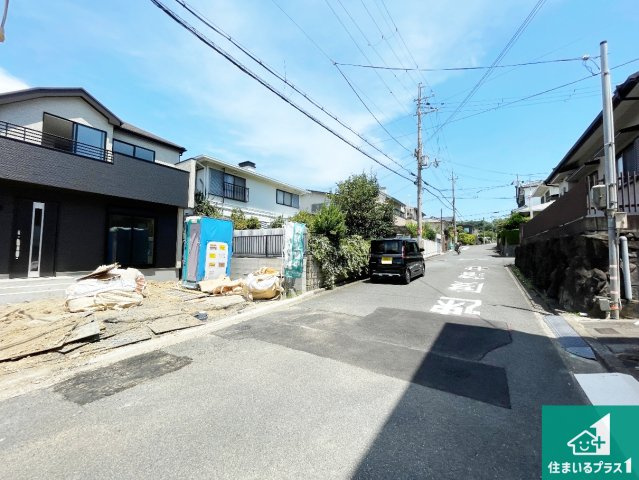 枚方市長尾東町　新築一戸建ての前面道路含む現地写真|周辺は閑静な住宅街！前面道路広々で車の出し入れも便利です。駐車が苦手な方でも安心して車庫入れできます！