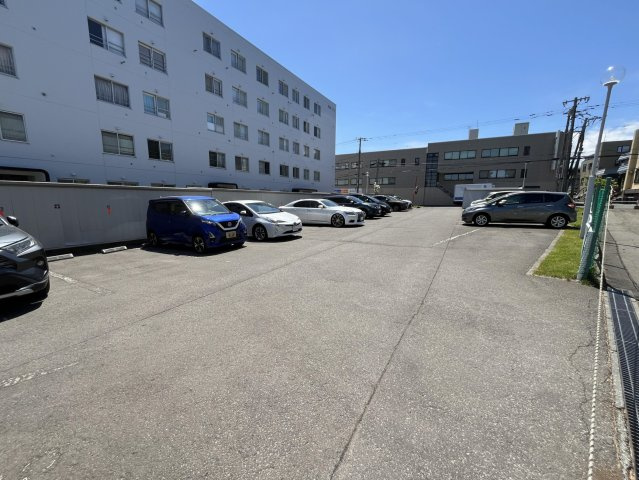 【駐車場】車路の幅にゆとりがあり、毎日の入出庫や切り返しがストレスなく行える駐車場です。