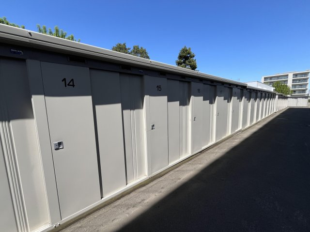 【トランクルーム】タイヤや季節の道具など、かさばる荷物をすっきり一括保管できる屋外物置です。