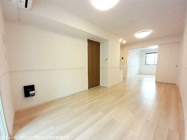 【居間・リビング】 | ソレイユ元町Ⅳ | こちらの居間で趣味の時間をお楽しみください