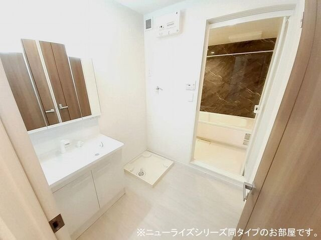 【洗面所】 | フィールズイーストＢ | 明るい洗面所です
