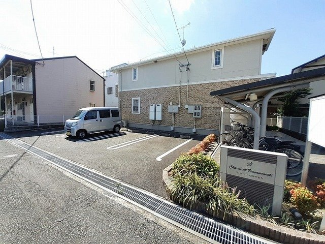 【駐車場】 | シャルマンはなのまち | 駐車場があるので、車を買う予定の方も安心です