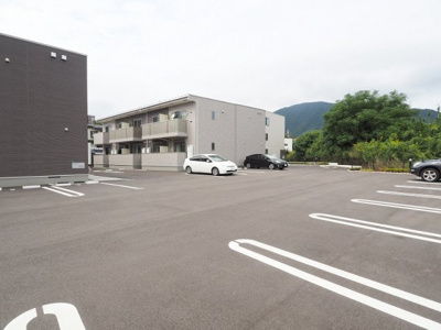 【駐車場】 | Ｊ・サクレ葛原Ⅰ | 車をお持ちの方に嬉しい駐車場付きの物件です