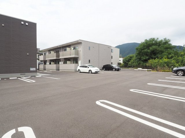 【駐車場】 | Ｊ・サクレ葛原Ⅰ | 車をお持ちの方に嬉しい駐車場付きの物件です