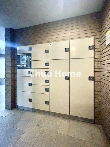 コスモ平井南リバータウンの設備|【宅配ボックス】在宅時・不在時に関わらず、居住者の代わりに非対面で宅配物を受け取ってくれる便利な設備です。わかりやすくご説明致しますので見学時にはお部屋だけではなく共用部分もぜひチェックしてください。
