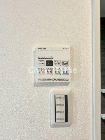 コスモ平井南リバータウンの冷暖房・空調設備|【浴室乾燥機】暖房・冷風・換気・乾燥が可能です。毎日を快適に過ごせるうれしい機能が揃っています。雨の日の洗濯物も安心です。