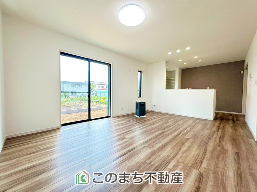 ワイウッドコート下都賀郡壬生町安塚第3期の居間・リビング|オープンでのびやかな空間を生み出す、こだわりの広がりとゆとり。家族と過ごす時間を大切にしたい方にぴったりの明るくゆとりある住空間です。窓からの日差しがリビングの隅々までしっかりと届きます。
