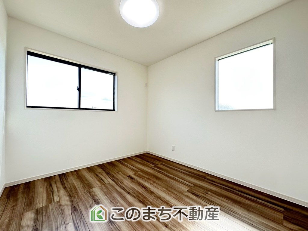 ワイウッドコート下都賀郡壬生町安塚第3期の洋室|洋室はお手入れのしやすいフローリング仕様です。普段はフロアモップなどを使って、簡単にお掃除していただけます◎
