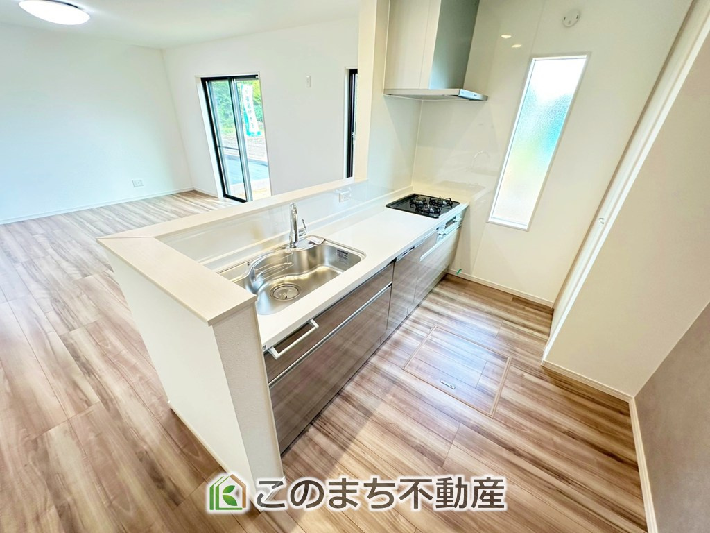 ワイウッドコート下都賀郡壬生町安塚第3期のキッチン|"お洒落なホワイト天板のペニンシュラキッチンを採用しております。
浄水器内蔵の水栓です♪"
