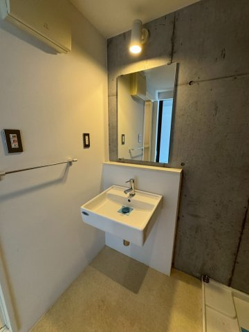 ロイスグラン神戸湊川公園の独立洗面台|独立洗面台、小物を置くことができて便利です