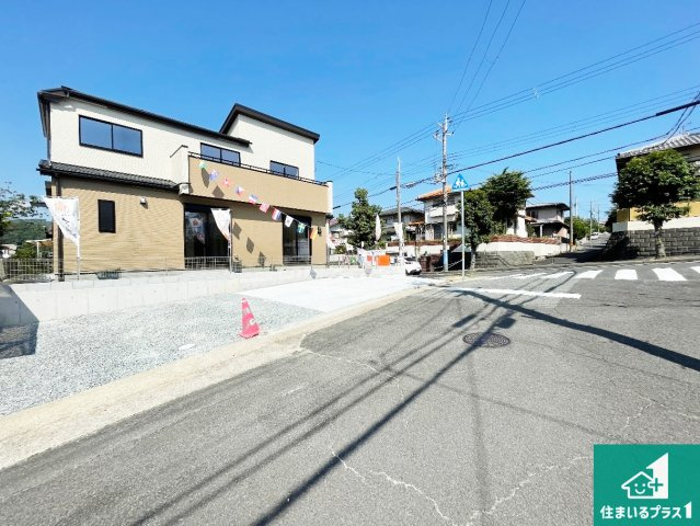神戸市西区秋葉台　新築一戸建ての前面道路含む現地写真|周辺は閑静な住宅街！前面道路広々で車の出し入れも便利です。駐車が苦手な方でも安心して車庫入れできます！