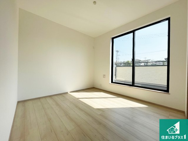神戸市西区秋葉台　新築一戸建ての洋室|寝室は心地よい眠りについてもらいたくて、シンプルかつ開放的な空間な設計にしています！大きな窓から差し込む日が心地いいです♪