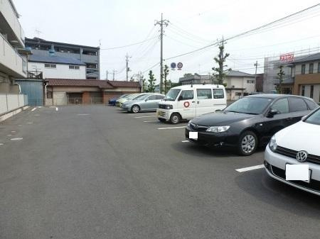 メープルリーフの駐車場