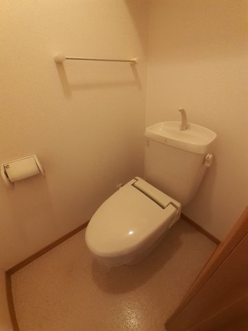 サンパティークⅥのトイレ|落ち着いた色調のトイレです