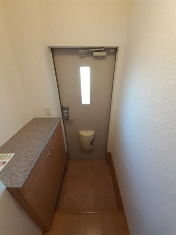 メゾン　エストＢの玄関|明るい玄関です