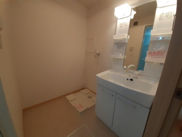 グレイスシティＢの洗面所|明るい洗面所です