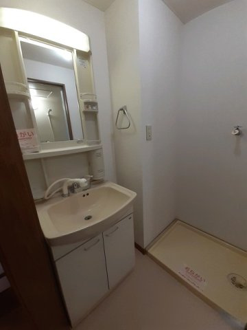 ツインヒルズ　Ａの洗面所|ゆったりとスペースのある洗面所