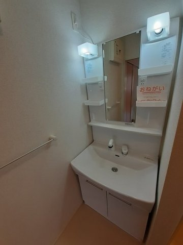コンフォート県央・Ⅱの洗面所|脱衣スペースもあります