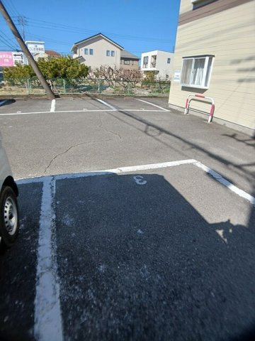 ハイツエイトの駐車場|車をお持ちの方に嬉しい駐車場付きの物件です