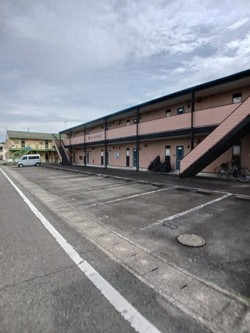 フェルド中居の駐車場|車をお持ちの方に嬉しい駐車場付きの物件です