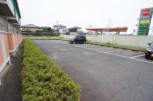 ガーデンヒルズⅢの駐車場|車をお持ちの方に嬉しい駐車場付きの物件です