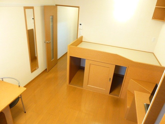 レオパレスあずみの森の寝室|中央、造り付ベッド下部は収納になっています♪