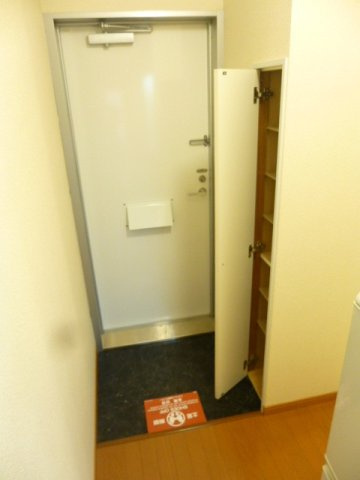 レオパレスあずみの森の玄関|右手側、扉は下駄箱です♪