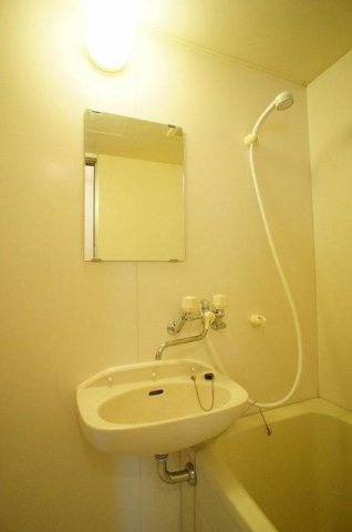 リヴィエールＹの洗面所|明るい洗面所です