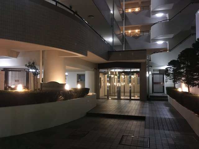藤和シティコープ新前橋のエントランス|夜のエントランス