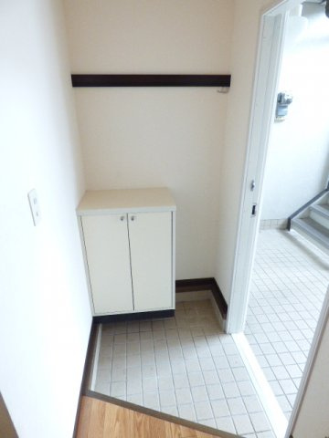 ヴィラエーデルＢの玄関|明るい玄関です
