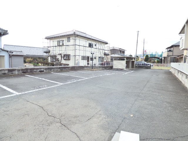 グレースならBの駐車場|広々とした駐車場です。