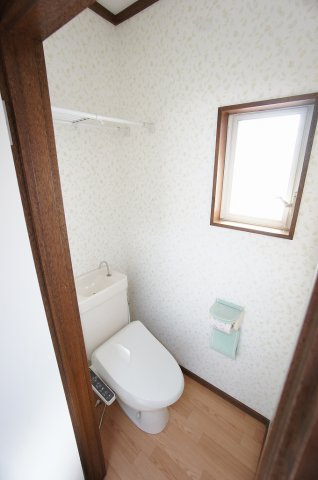 江田ハイツのトイレ|落ち着いた色調のトイレです