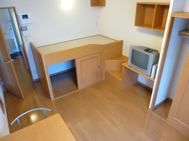 レオパレスＣｈａｒｍａｎの寝室|中央、造り付けベッド下部は収納です♪