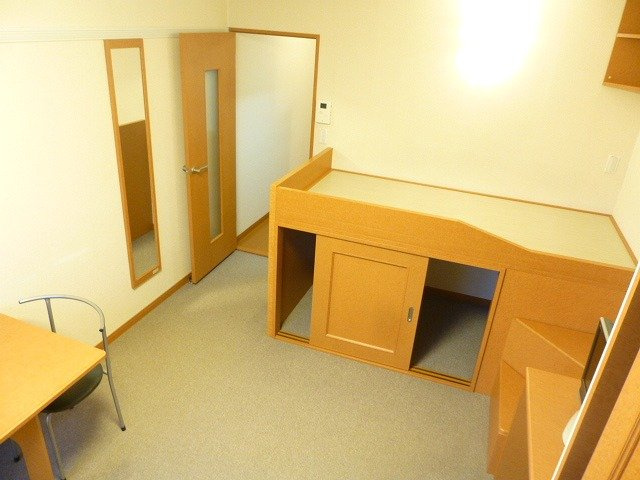 レオパレス箱田町Ｋ＆Ｋの寝室|左手側、姿見も嬉しいですね♪