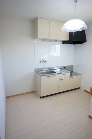 長井ハイツのキッチン|コンパクトなキッチンで掃除もラクラク