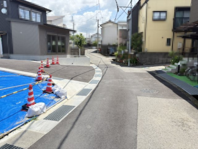薊野中町　建築条件なし　A号地　売土地（全5区画）　の前面道路含む現地写真