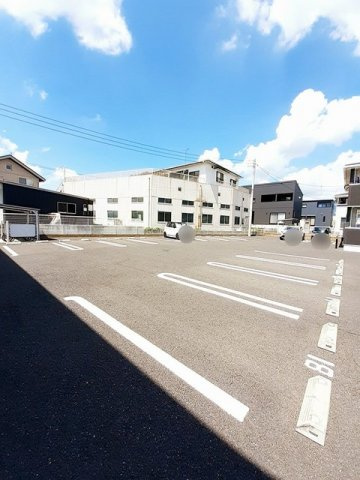 ノイ　レジデンスⅢの駐車場|駐車場に車を止められます