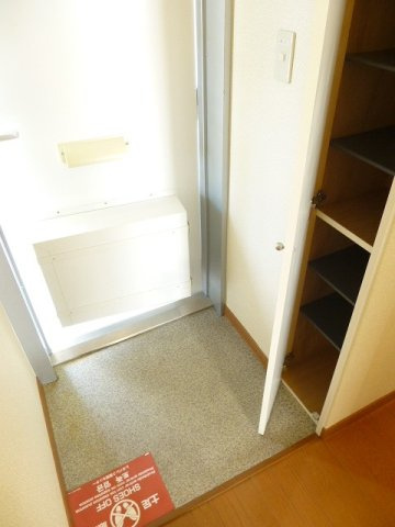 レオパレスプレミールの玄関|収納もある玄関です